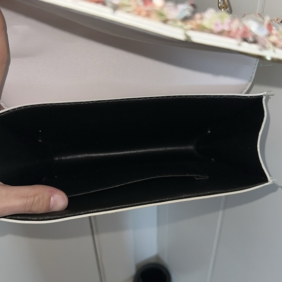 white lace with pearls purse - Picture 5 of 6